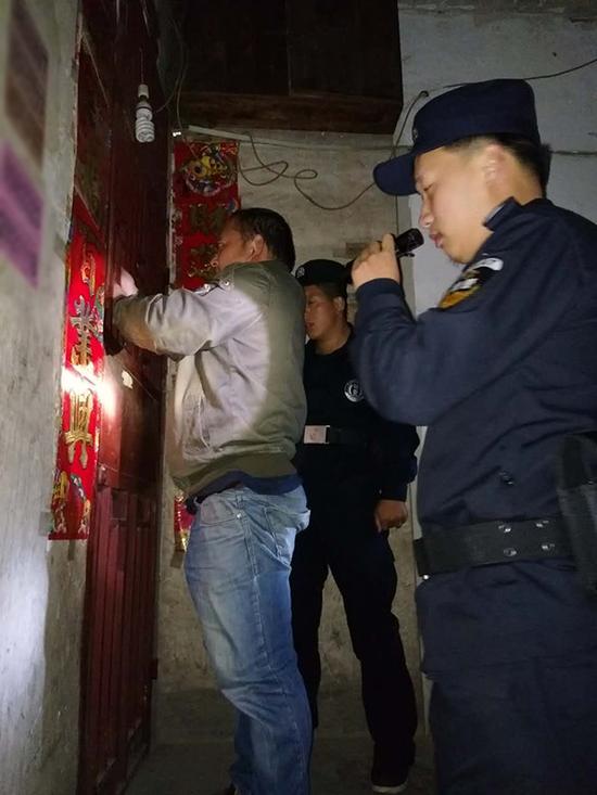 资阳粗心妈妈误将幼女锁家中 民警全城寻开锁师傅开门