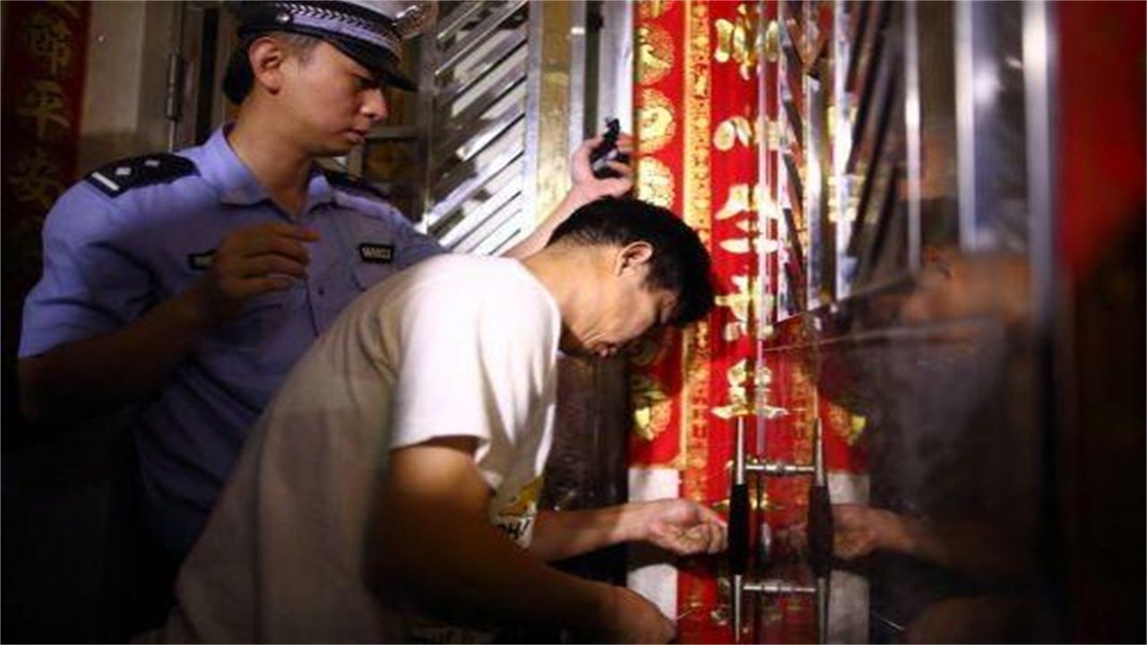 资阳请开锁师傅开了锁后，师傅为什么一般都不进门，就算主人请也不进去？